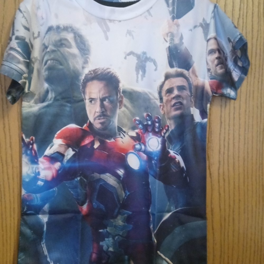 𝅺MARVEL avengers boys shirt size 120 for 5 or 6 yr old.  A-30 No Tags